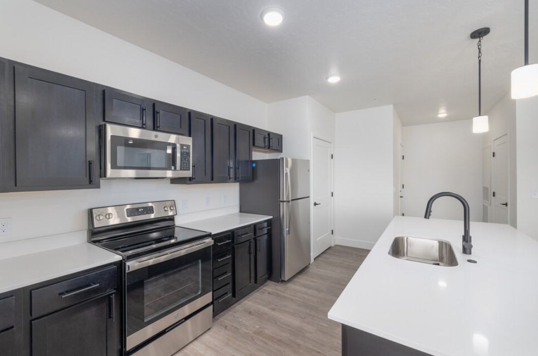 221 E Maine Ave - Photo 2 of 34