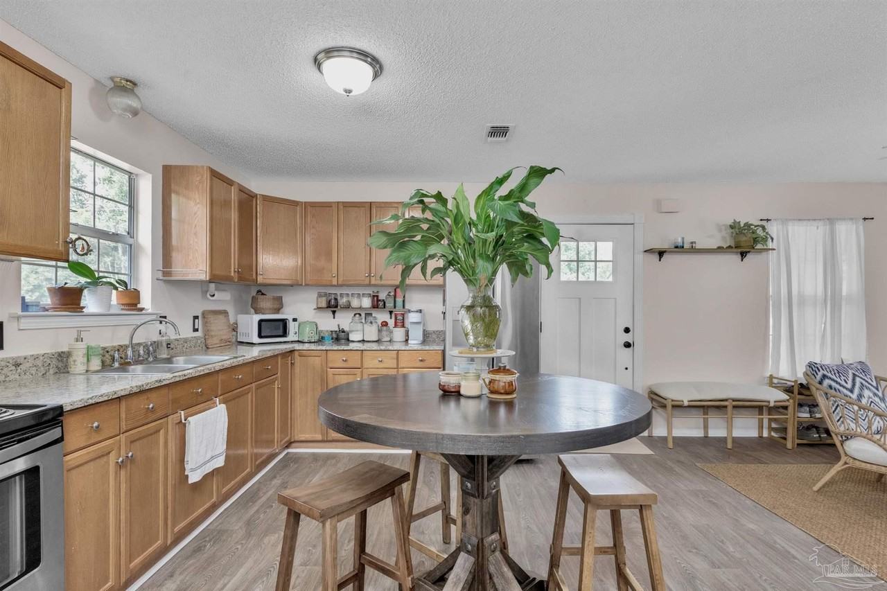 304 N E St - Photo 3 of 19