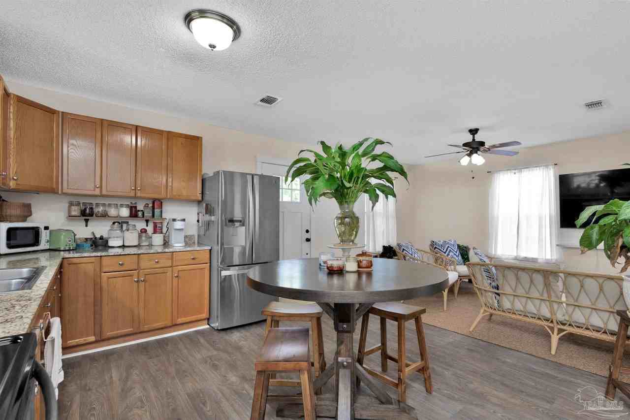 304 N E St - Photo 5 of 19