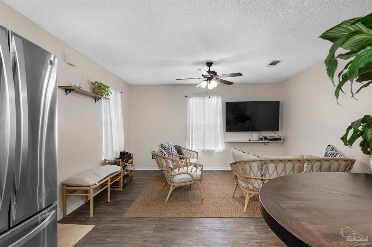 304 N E St - Photo 6 of 19