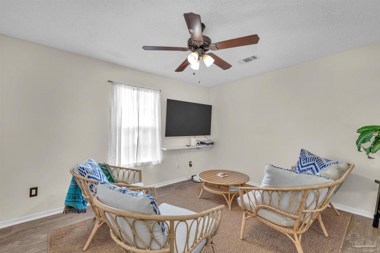 304 N E St - Photo 2 of 19