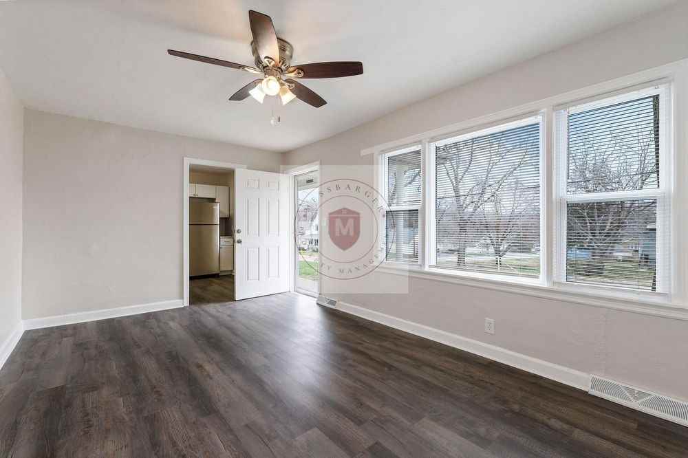 346 Allcutt Ave - Photo 2 of 14