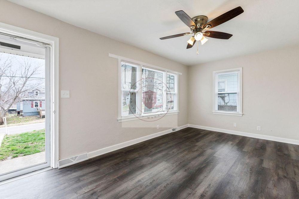 346 Allcutt Ave - Photo 3 of 14