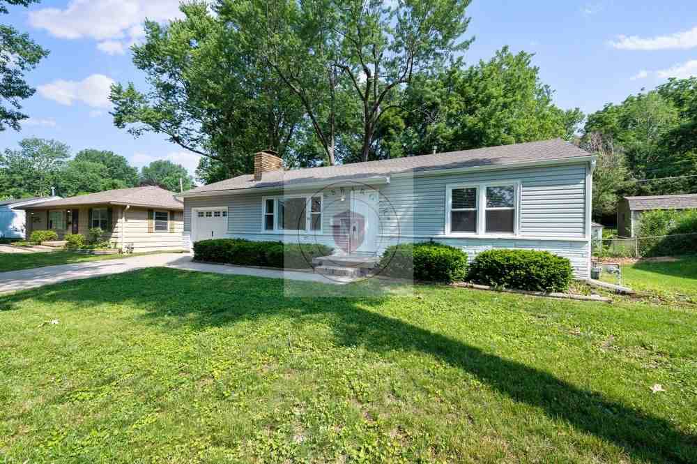 8006 W 85th St - Photo 2 of 23