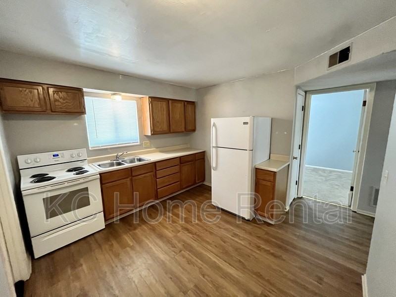 2212 Ne 77th St - Photo 2 of 27