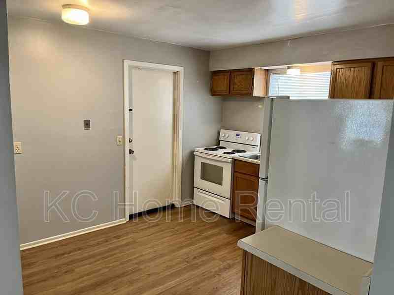 2212 Ne 77th St - Photo 3 of 27