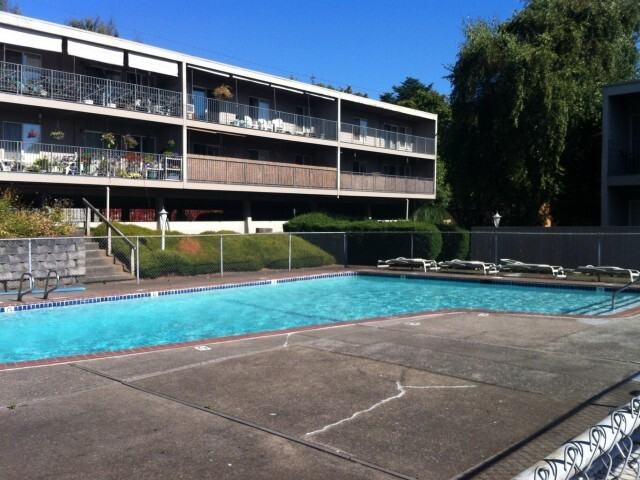 1960 Sw Camelot Ct #201 - Photo 3 of 4