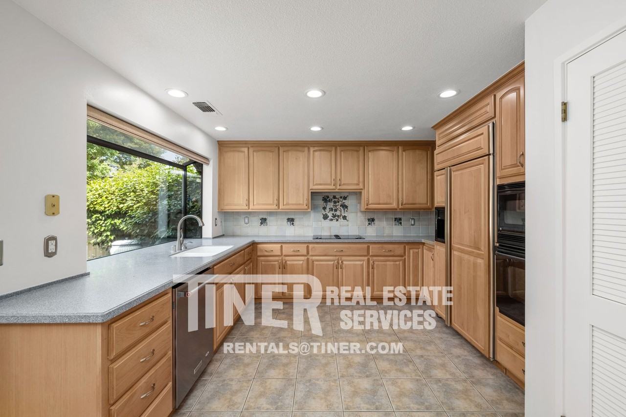 2212 Promontory Point Ln - Photo 3 of 43