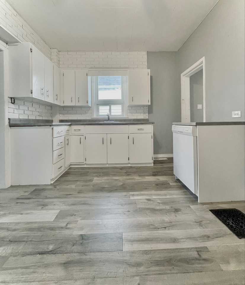 136 Floral Ave - Photo 2 of 12