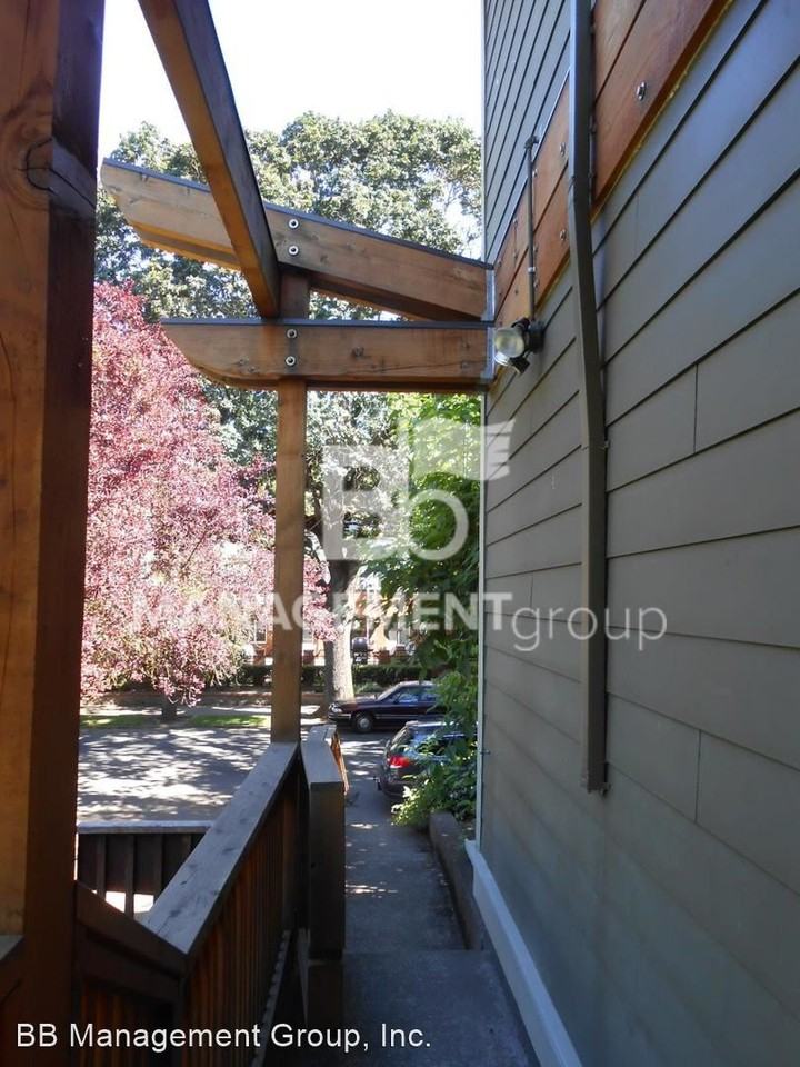 222 Ne Fremont St - Photo 3 of 13