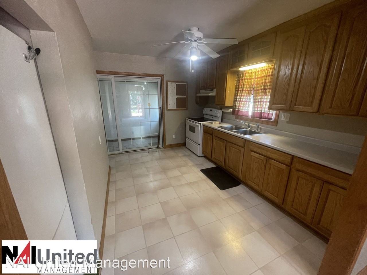 2416 S Clinton St - Photo 3 of 8