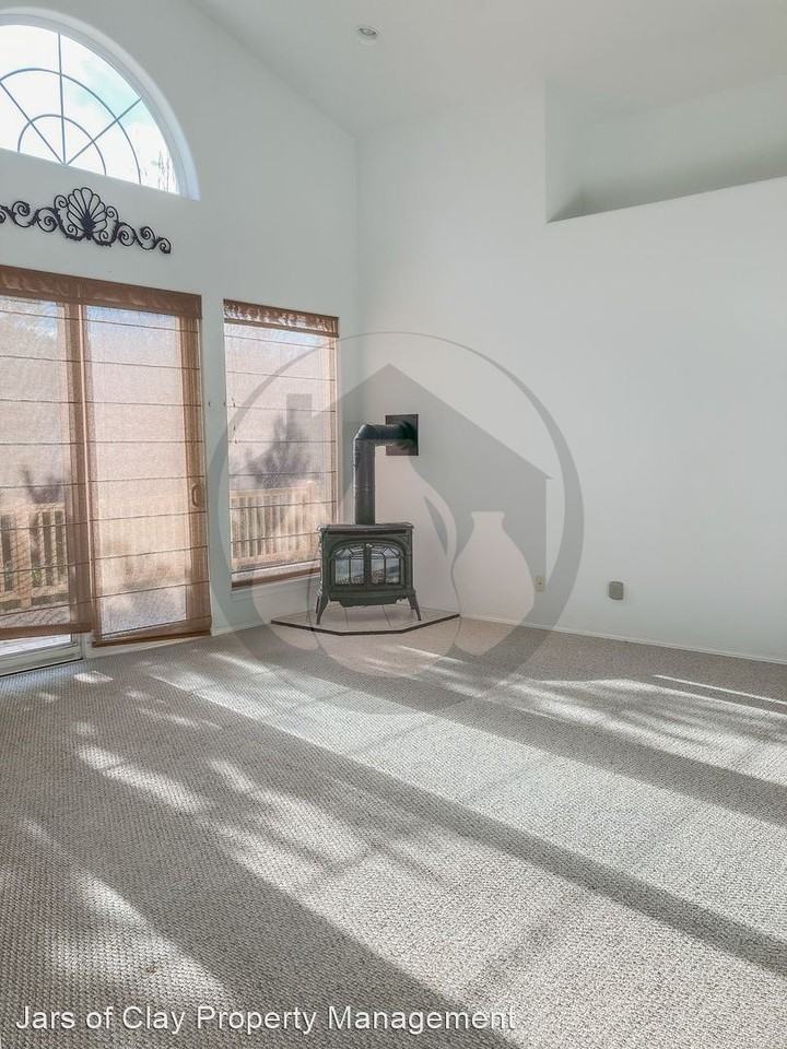 522 Inverness Dr Se - Photo 2 of 13