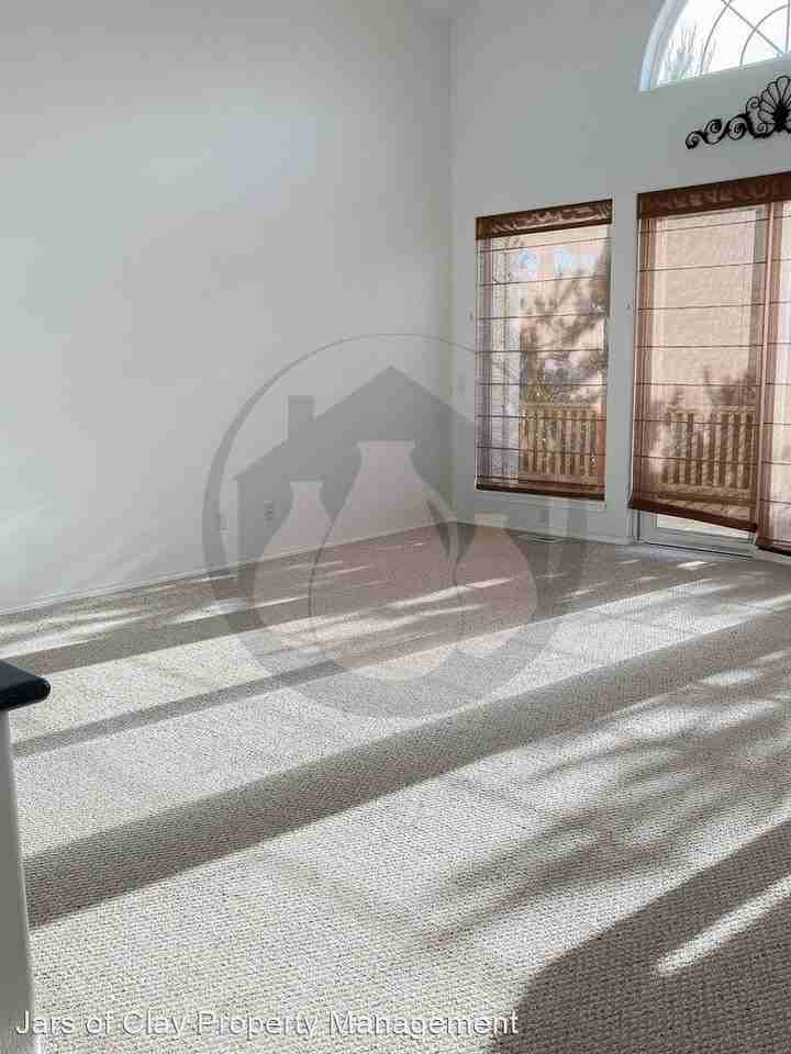 522 Inverness Dr Se - Photo 3 of 13