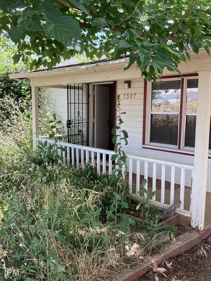 5507 5507 SCHMALE LANE - Photo 2 of 21