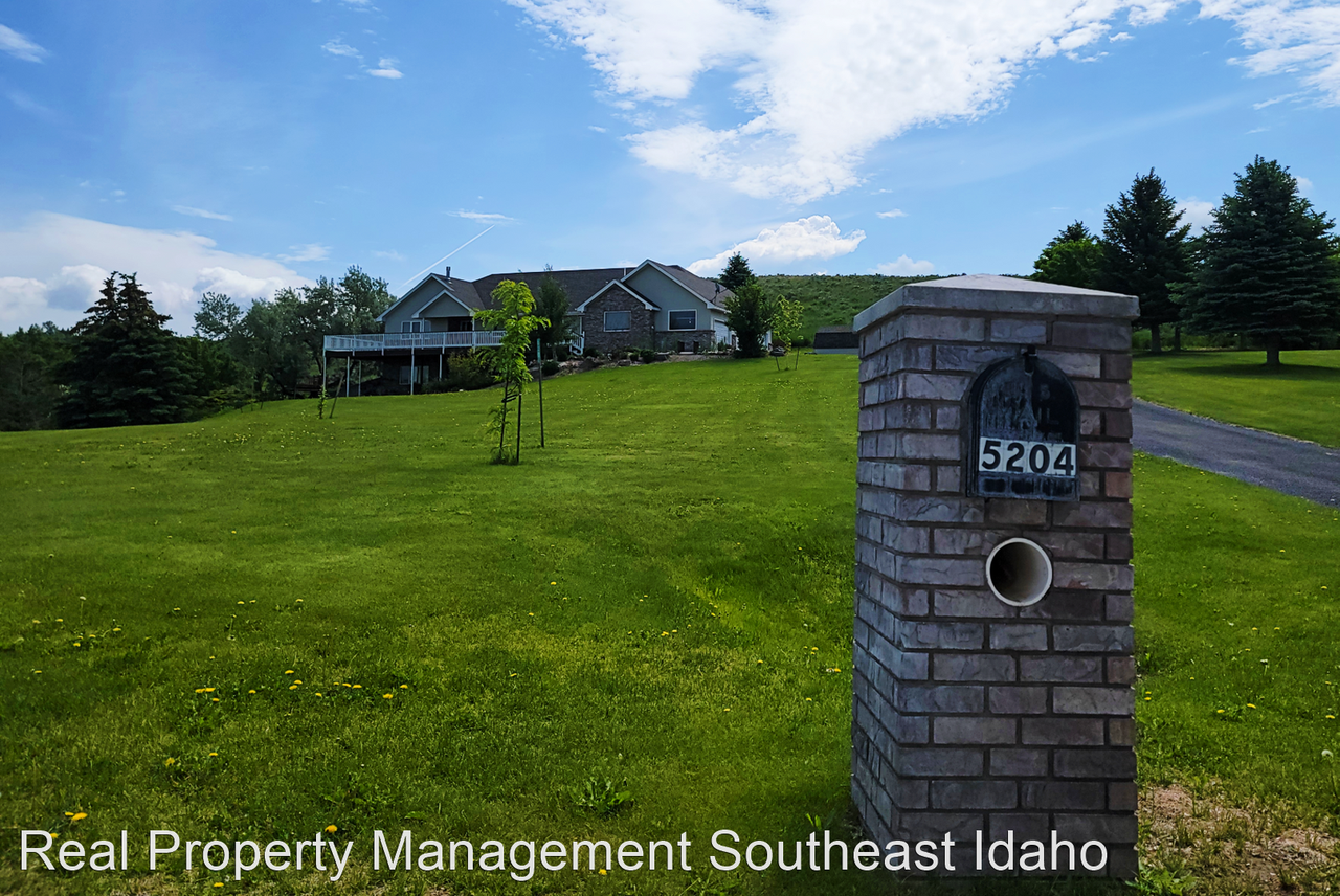 5204 E 65th S - Photo 3 of 33