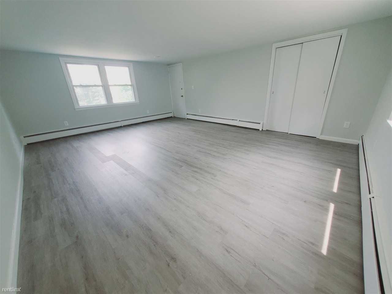 144 Seaside Ave #4 - Photo 3 of 6