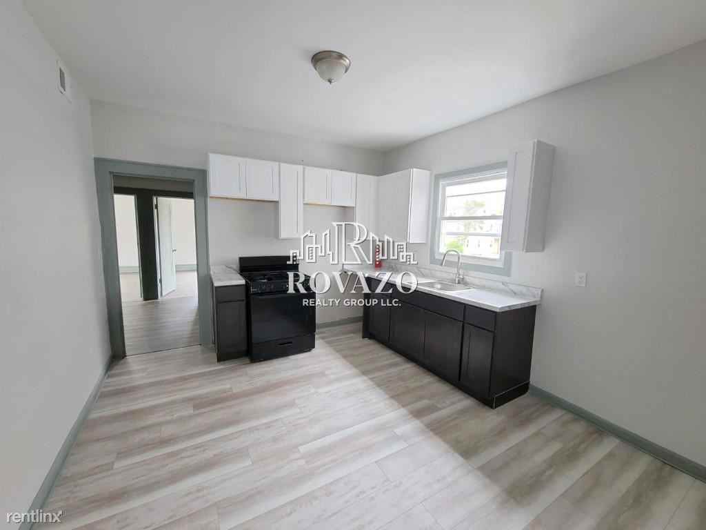 190 Grumman Ave - Photo 2 of 10
