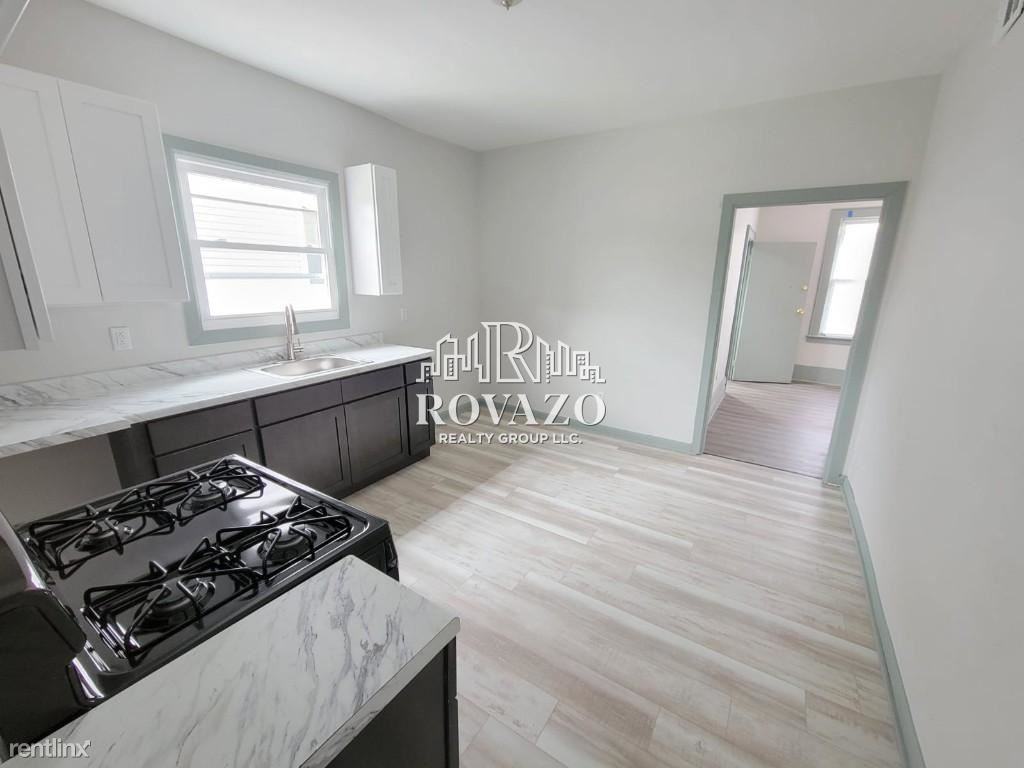 190 Grumman Ave - Photo 3 of 10
