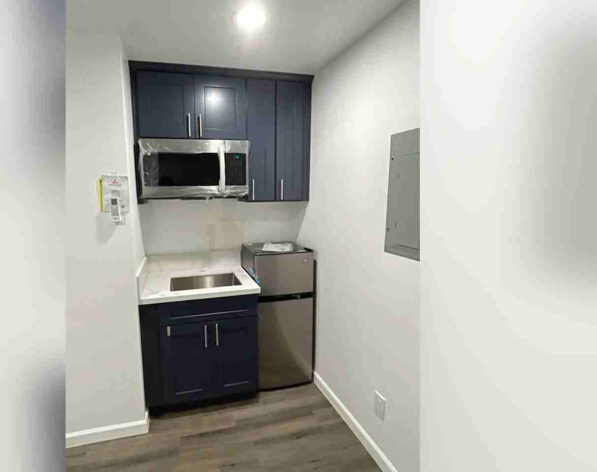 1931 Irving Ave - Photo 3 of 7