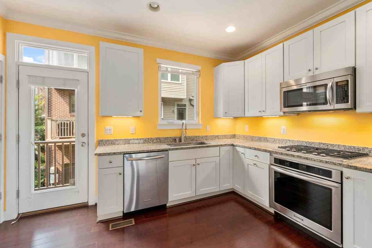 4516 Kennedy St - Photo 4 of 40