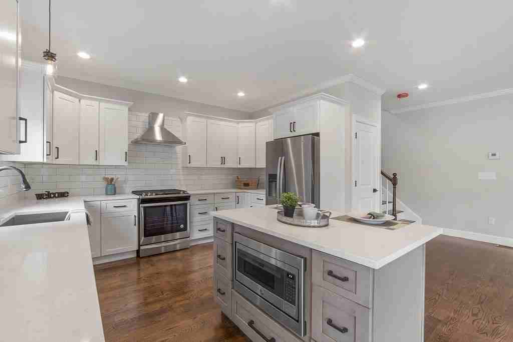 10 Harrison St - Photo 2 of 31