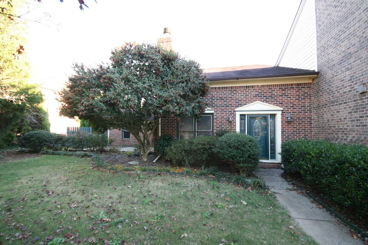 122 West Lake Circle #1