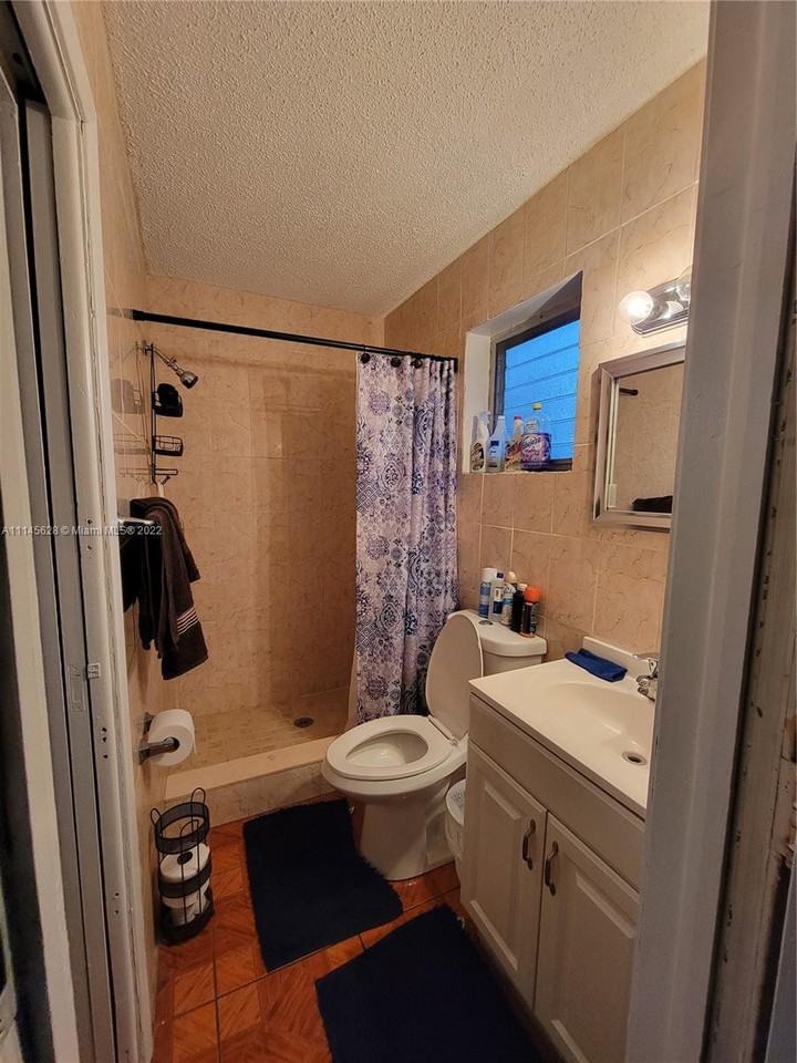 3517 Northwest 38th Terrace - Photo 3 of 10