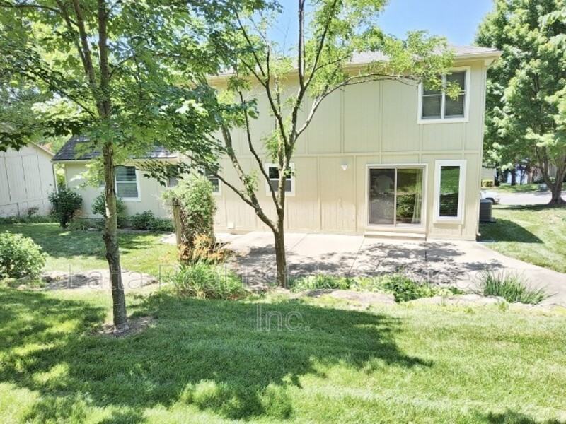 321 Ne Landings Dr - Photo 2 of 21