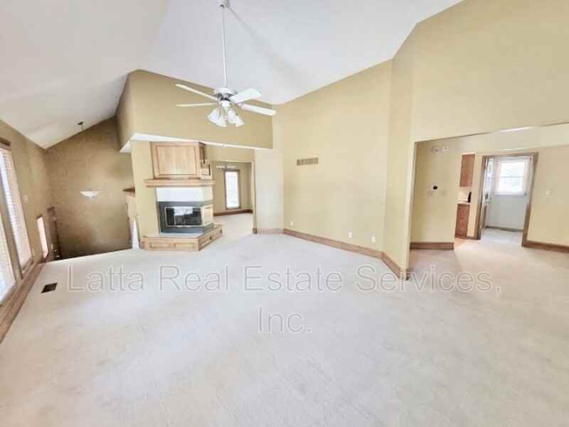 321 Ne Landings Dr - Photo 4 of 21