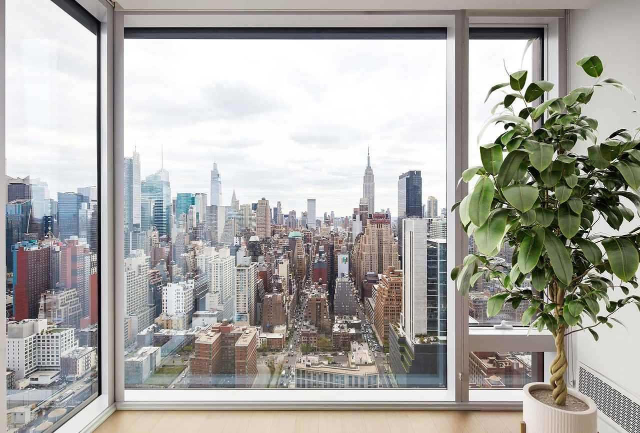 The Set - Photo 3 of 50