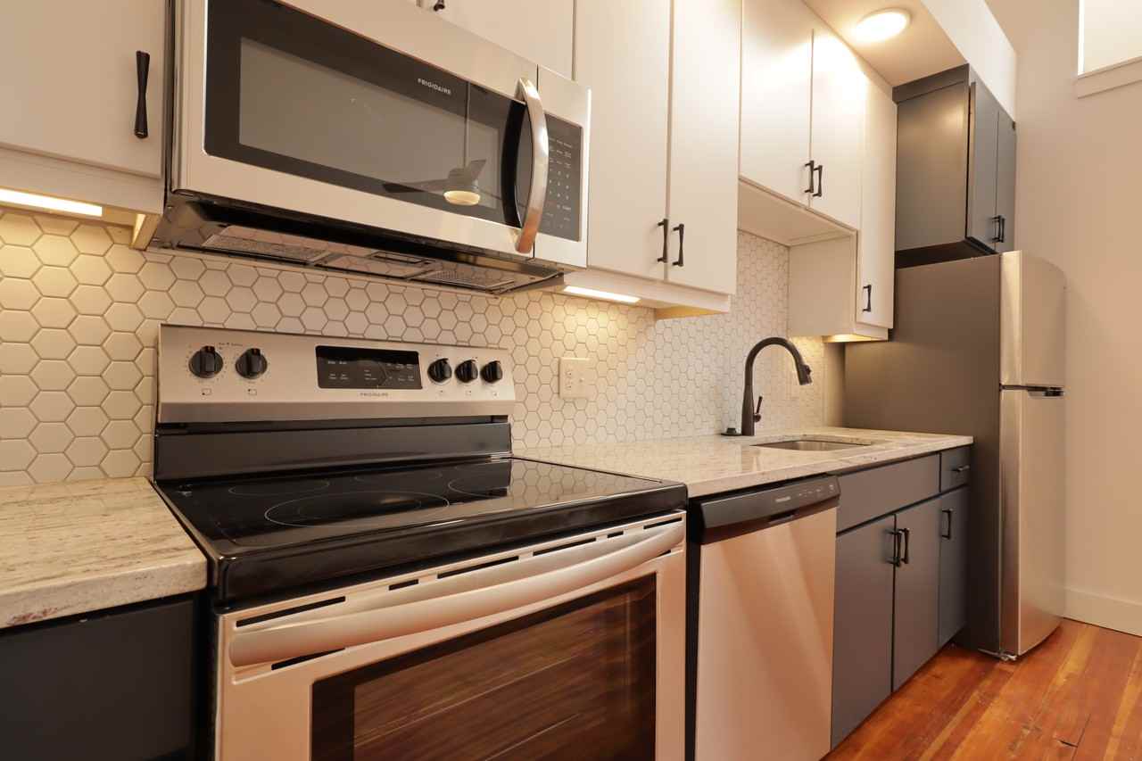 210 E Grace St #204 - Photo 3 of 12
