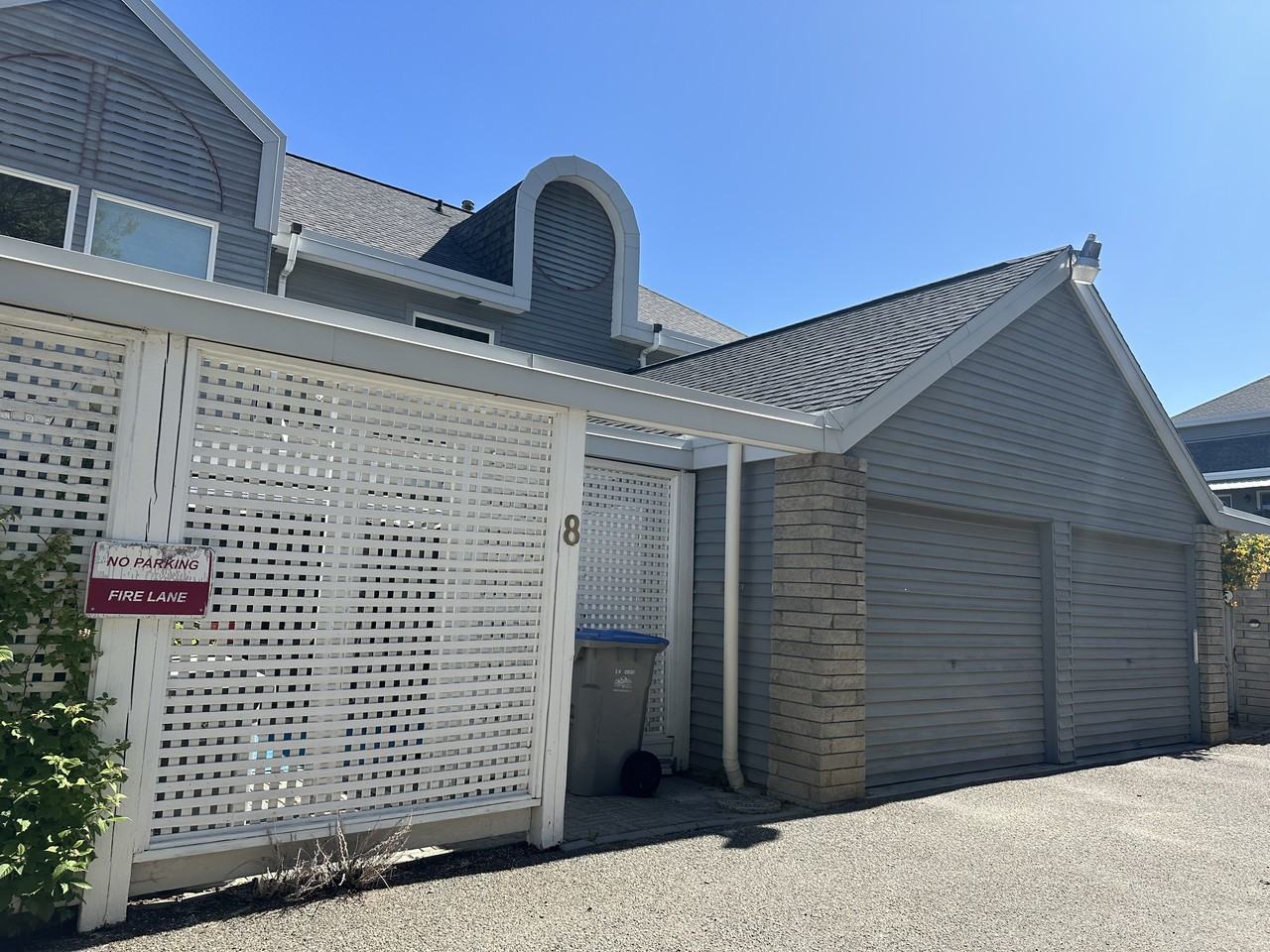 1795 Summit Dr, Kamloops, BC V2E 2E8 4 Bedroom House for 3,000/month