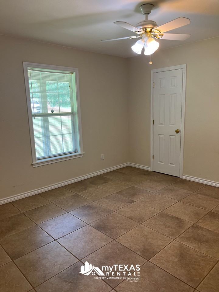 522 County Road 4245 #1 - Photo 5 of 9