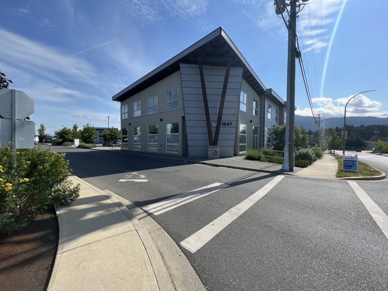 1847 Dufferin Cres #201 - Photo 2 of 17