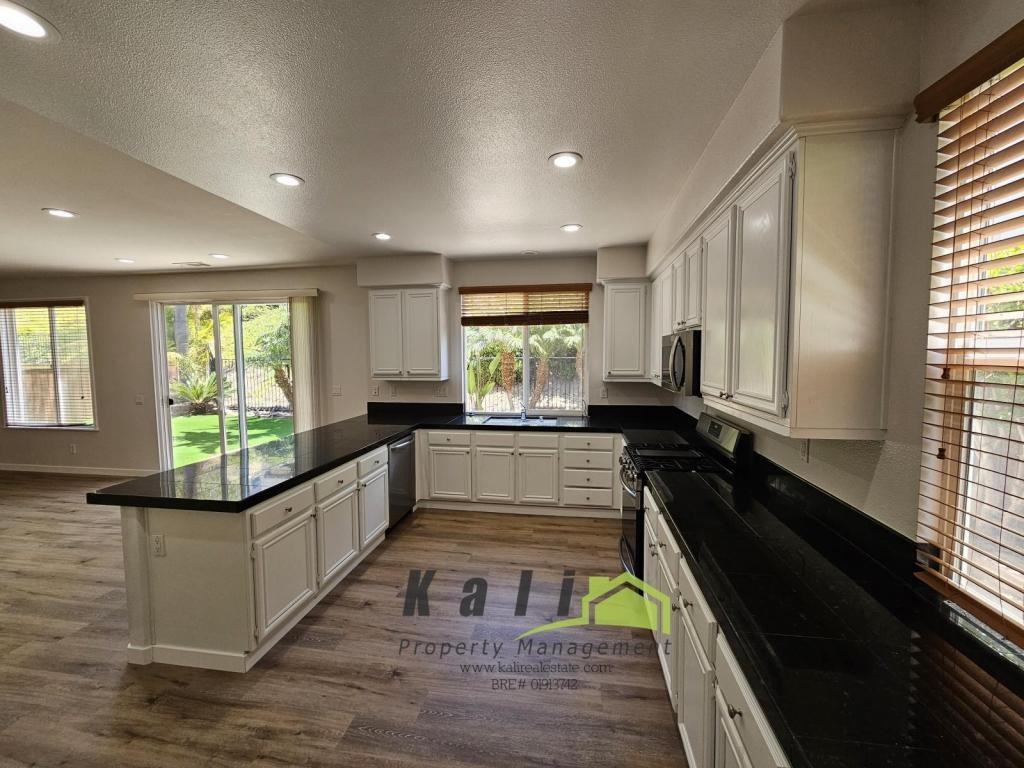 359 Circulo Coronado - Photo 4 of 24