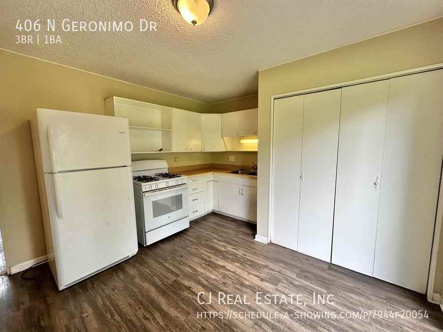 406 Geronimo Drive - Photo 3 of 10