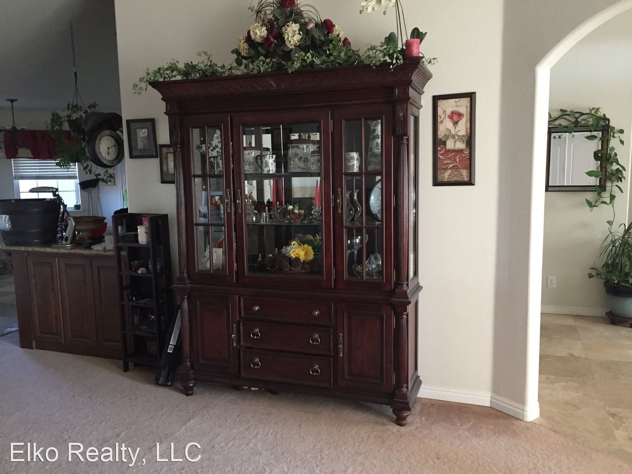 736 Eastlake Dr - Photo 3 of 17