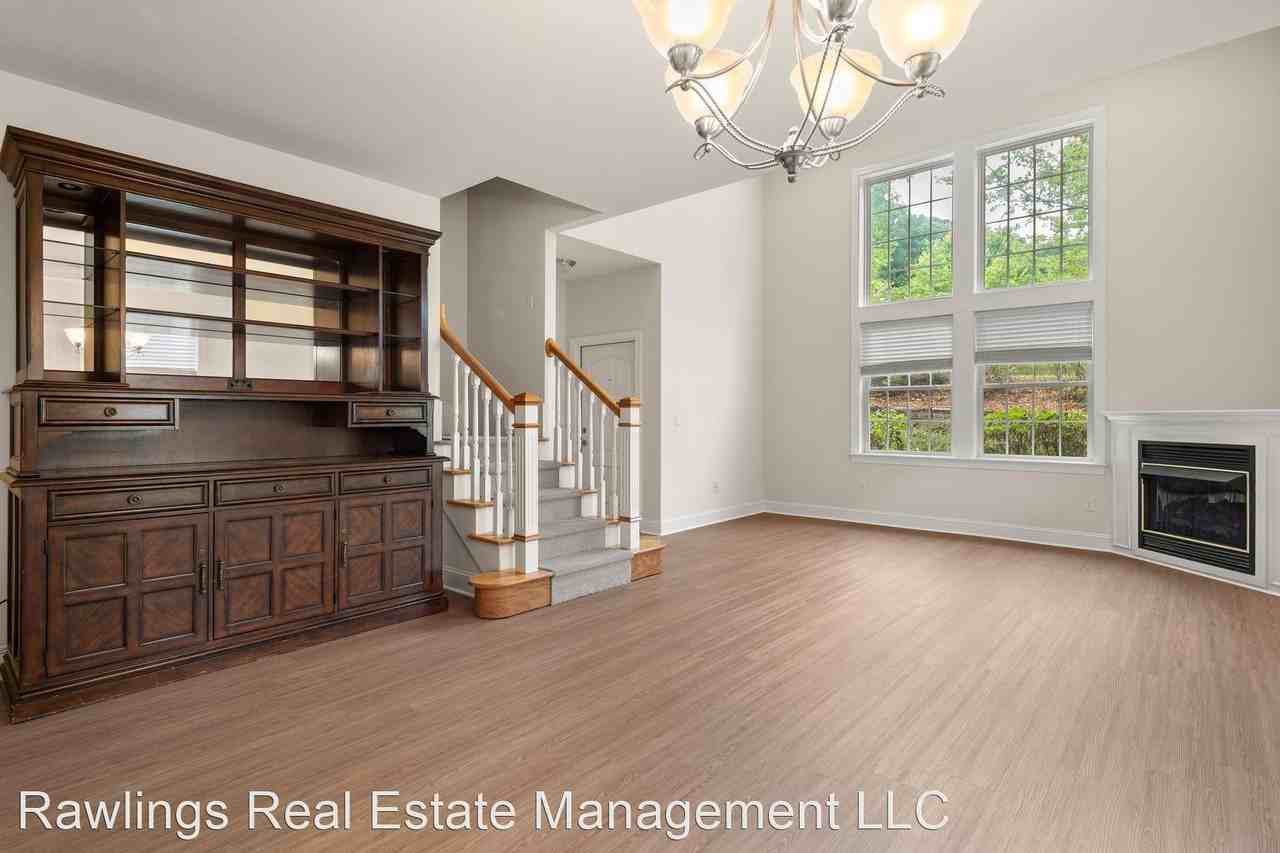 8 Trafalgar Cir - Photo 3 of 30