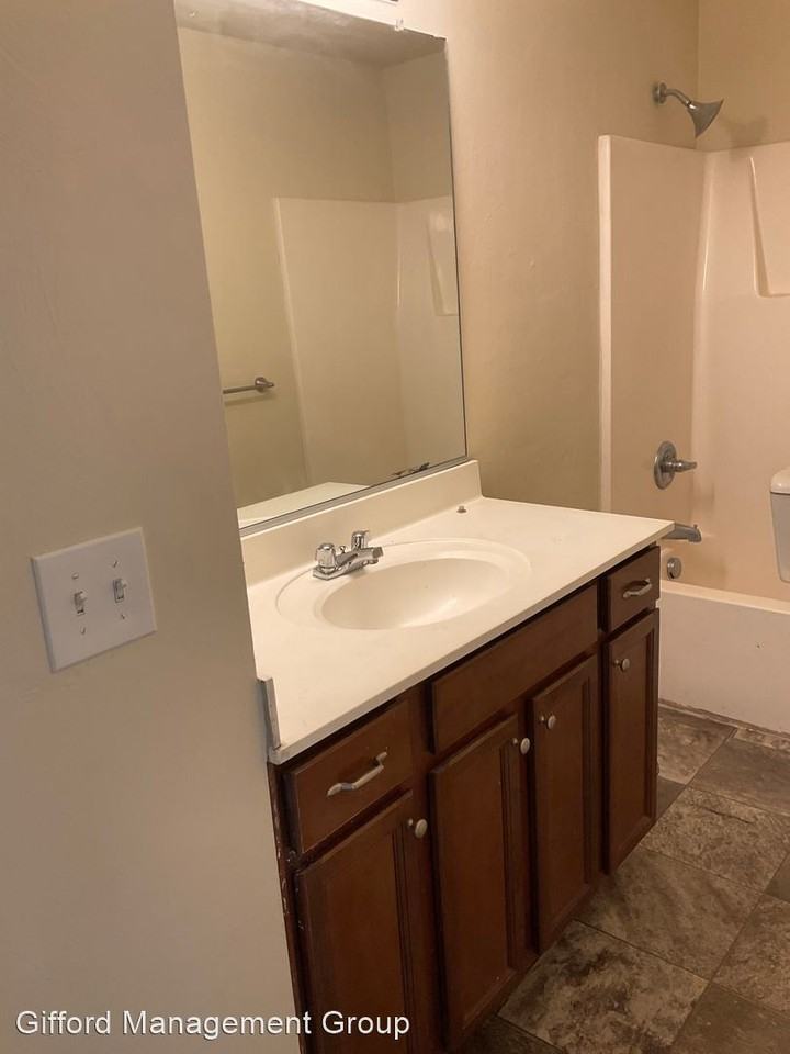 1233 W 41st St - Photo 3 of 12
