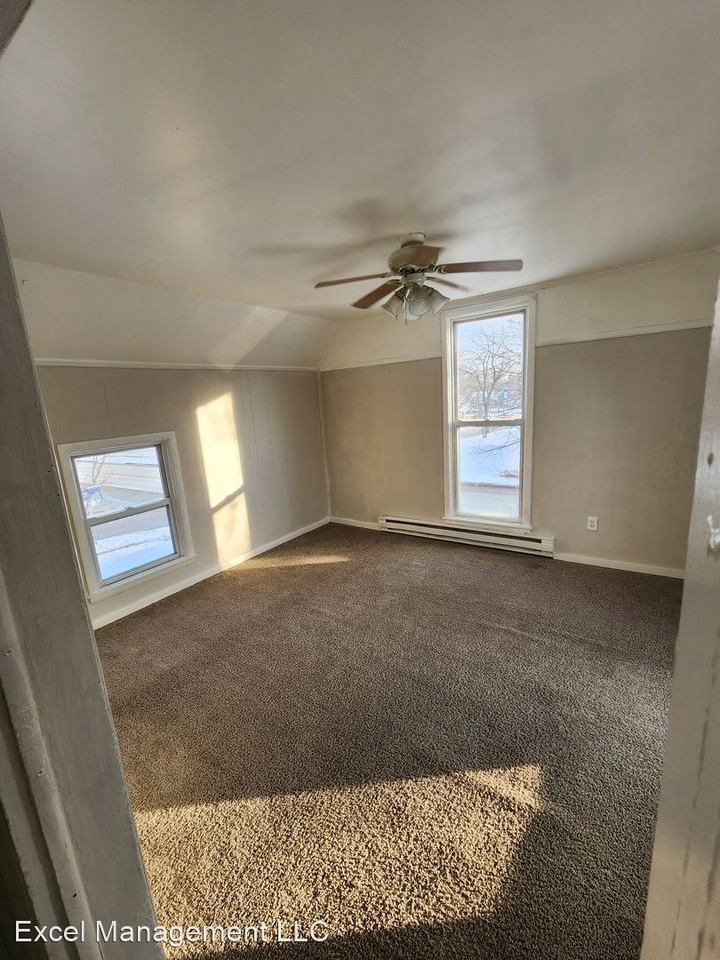 426 Middlebury St - Photo 3 of 4