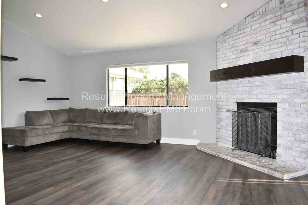 1086 Oak Ridge Dr - Photo 2 of 16