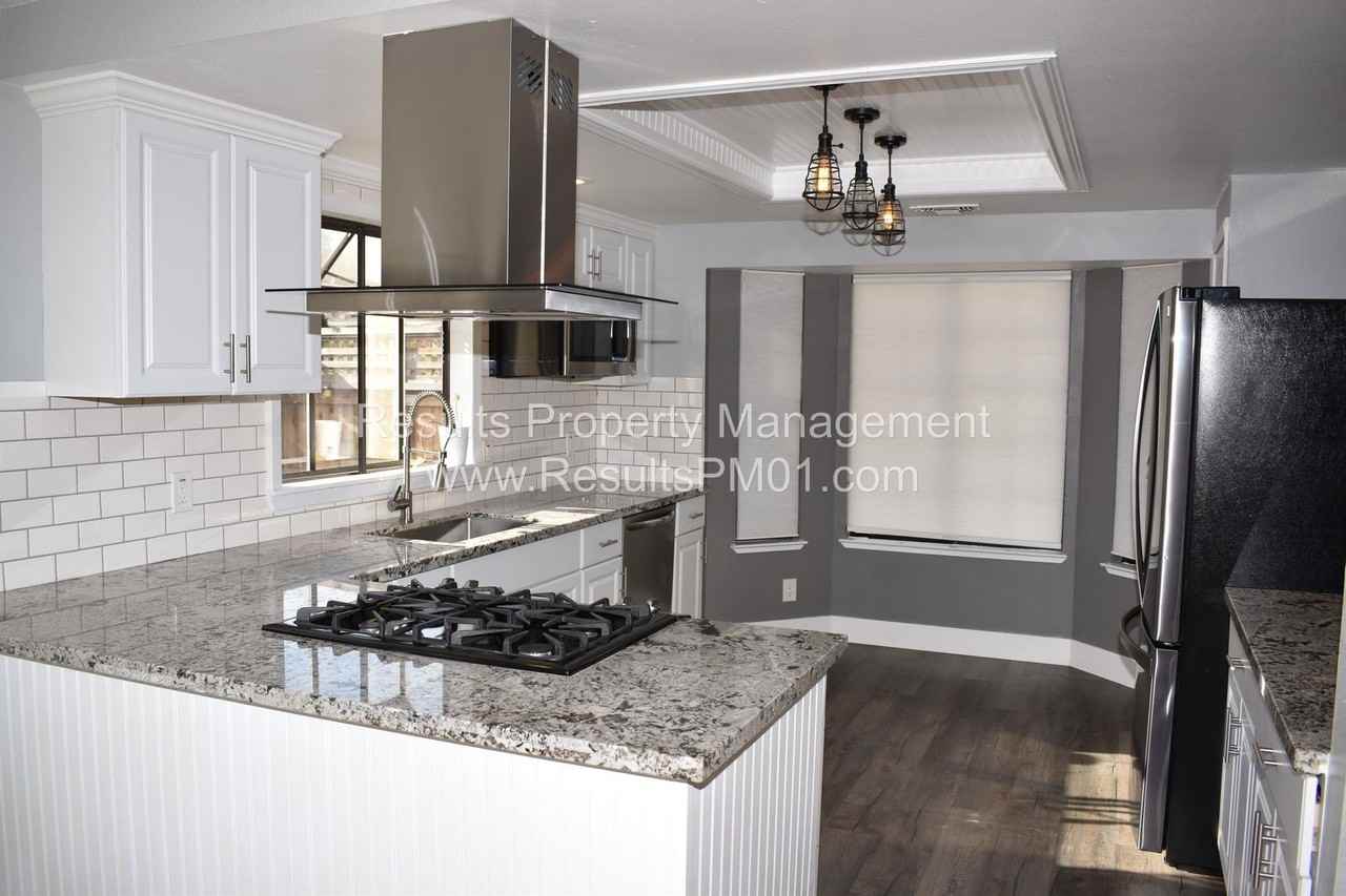 1086 Oak Ridge Dr - Photo 3 of 16