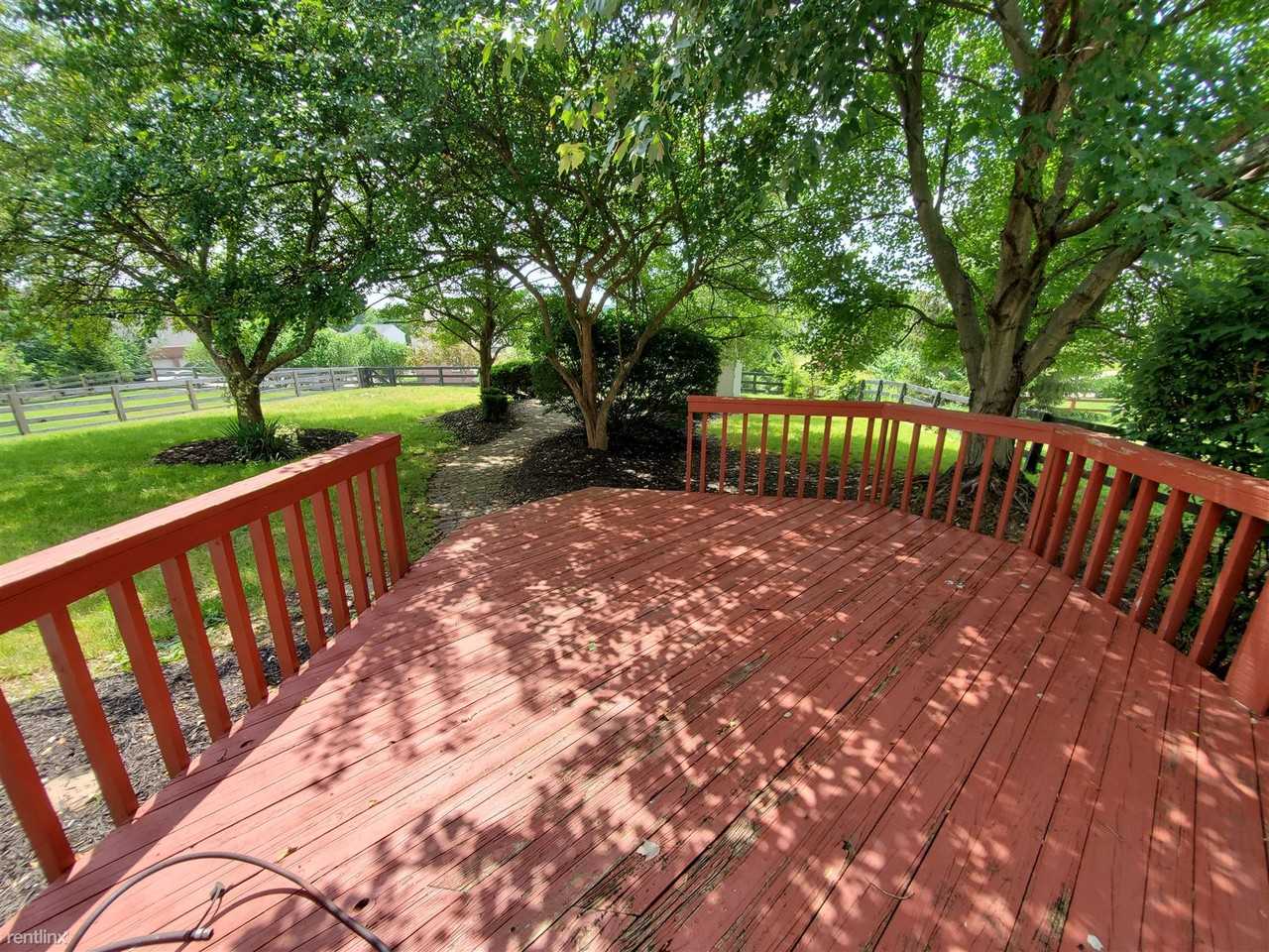 2231 Forest Lawn Dr - Photo 2 of 10