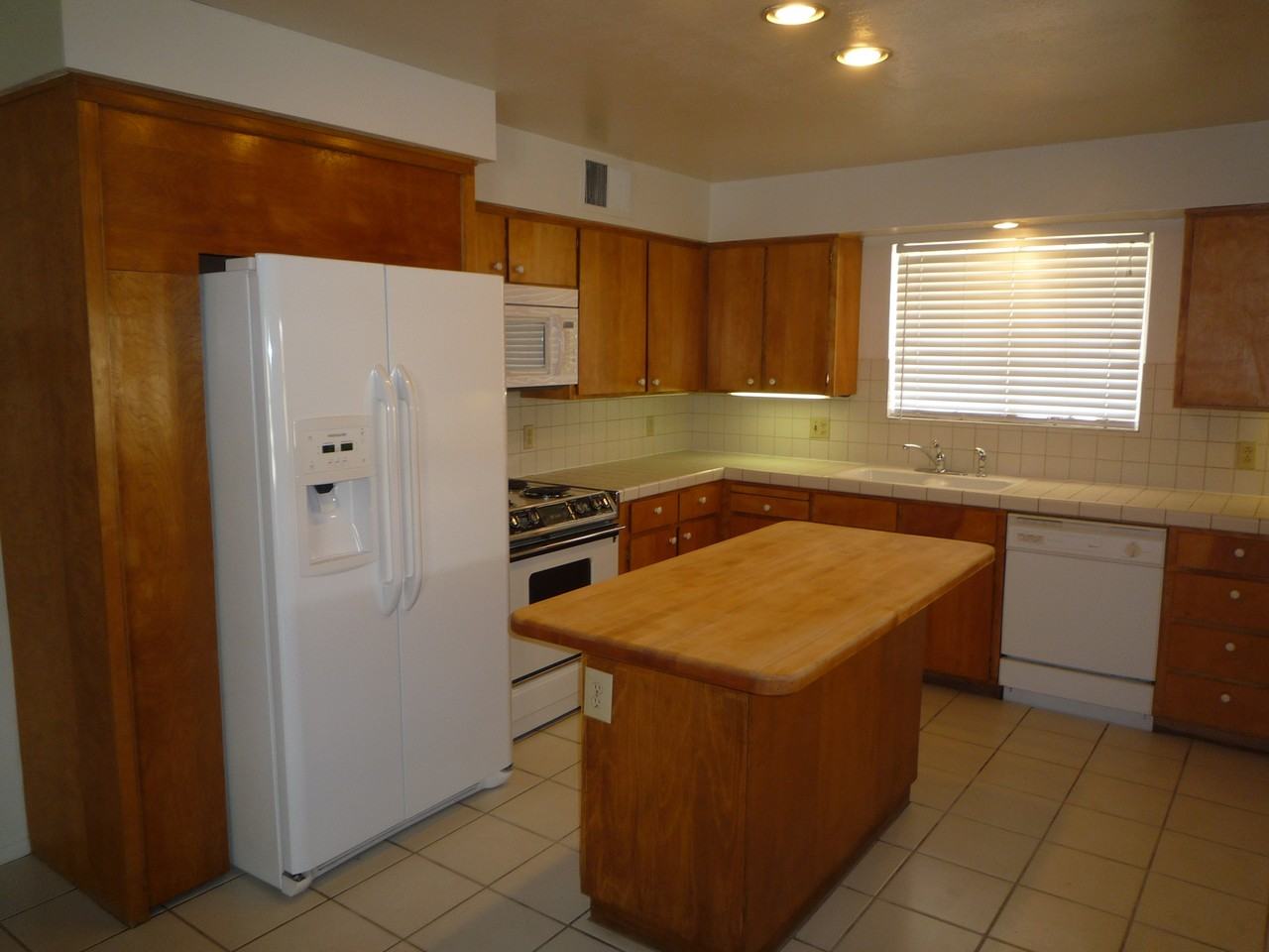 1815 N Daffodil St - Photo 3 of 7
