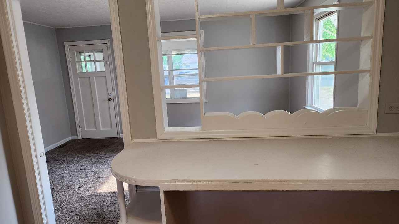 1561 W Hunt St - Photo 3 of 8