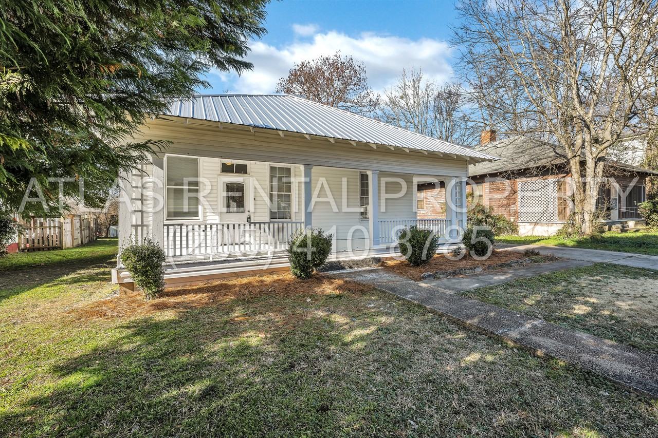 512 Court St N - Photo 3 of 32