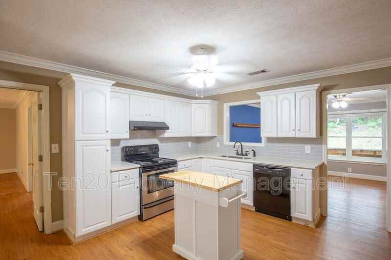 8284 Mckee Rd - Photo 3 of 29