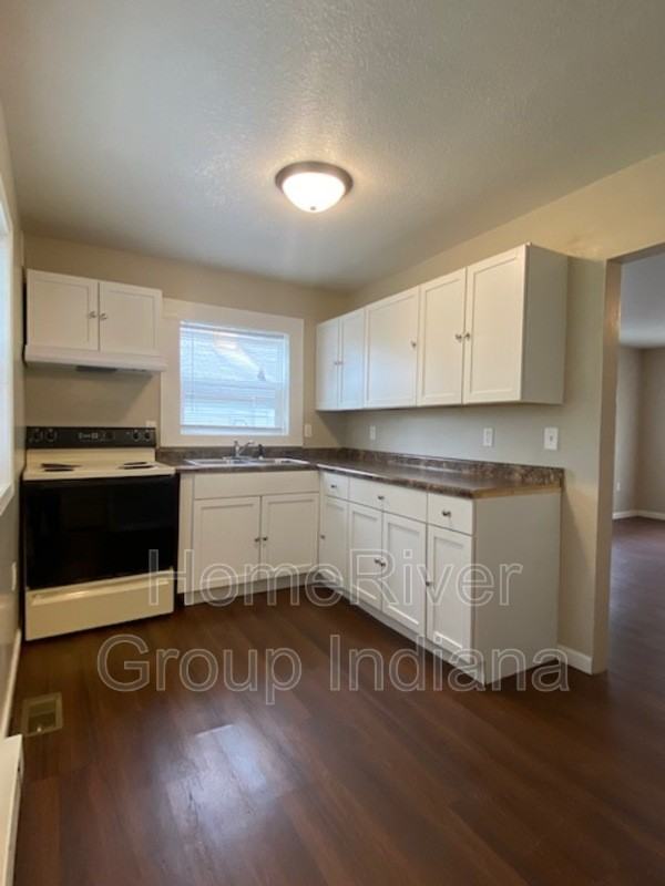 2409 Redwood Ave - Photo 3 of 13