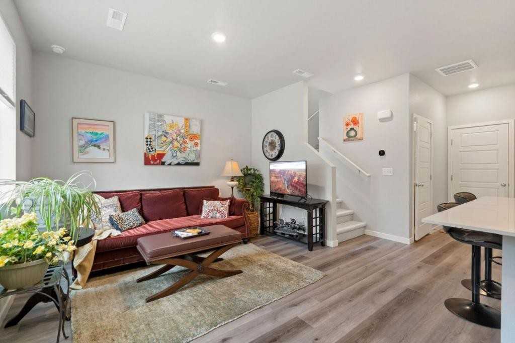 271 Penguin St - Photo 3 of 16