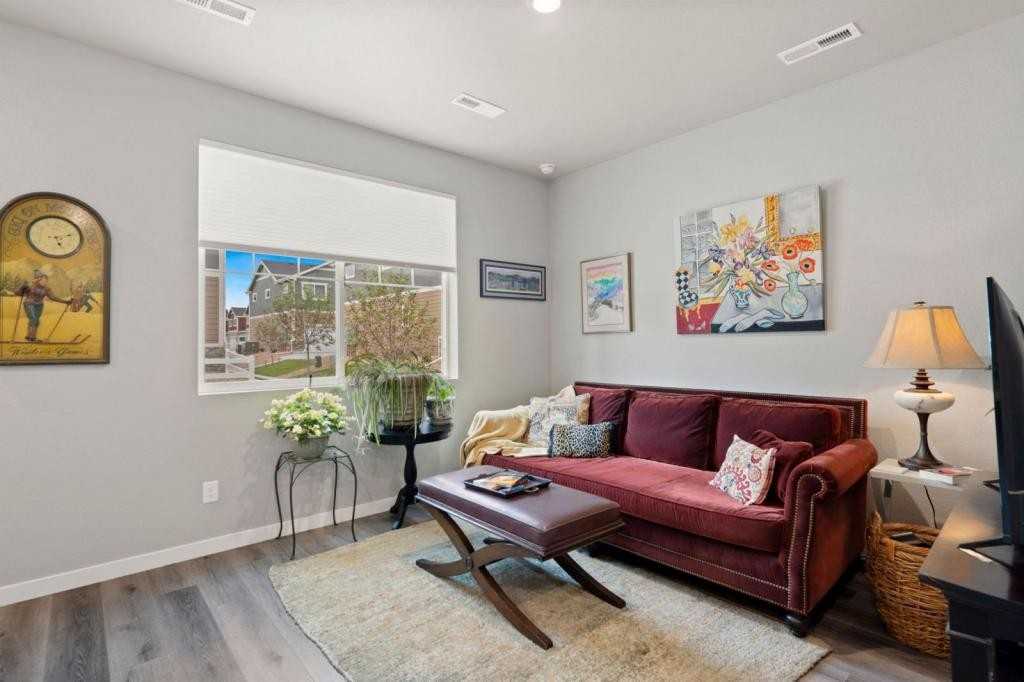 271 Penguin St - Photo 4 of 16